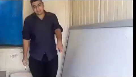 مقطع فيديو لدراسة تلاميذ المرحلة الابتدائية في قرية سادات الكرخة بإقليم الأحواز داخل كرفان بدون تكييف
