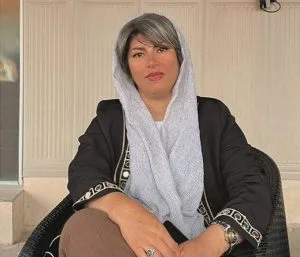 اعتقال وضرب مبرّح لمعلّمة وناشطة نقابية أمام طفلها الصغير في مدينة “إیذج”
