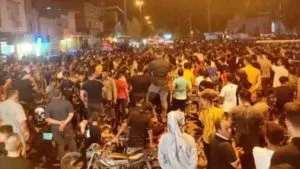 نقل عشرات المتظاهرين المعتقلين من “إيذج” إلى سجني شيبان وسپيدار في الأحواز